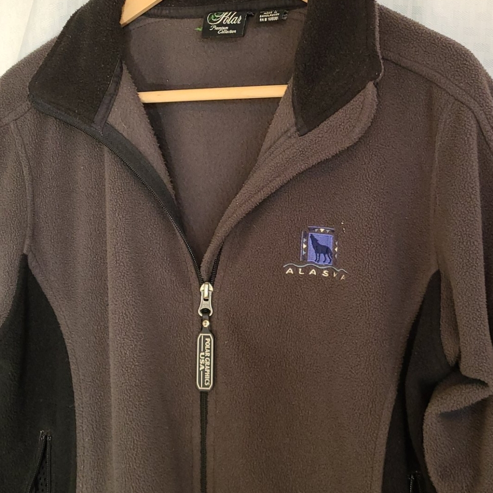Alaska Fleece zip up Jacket Size L side pockets